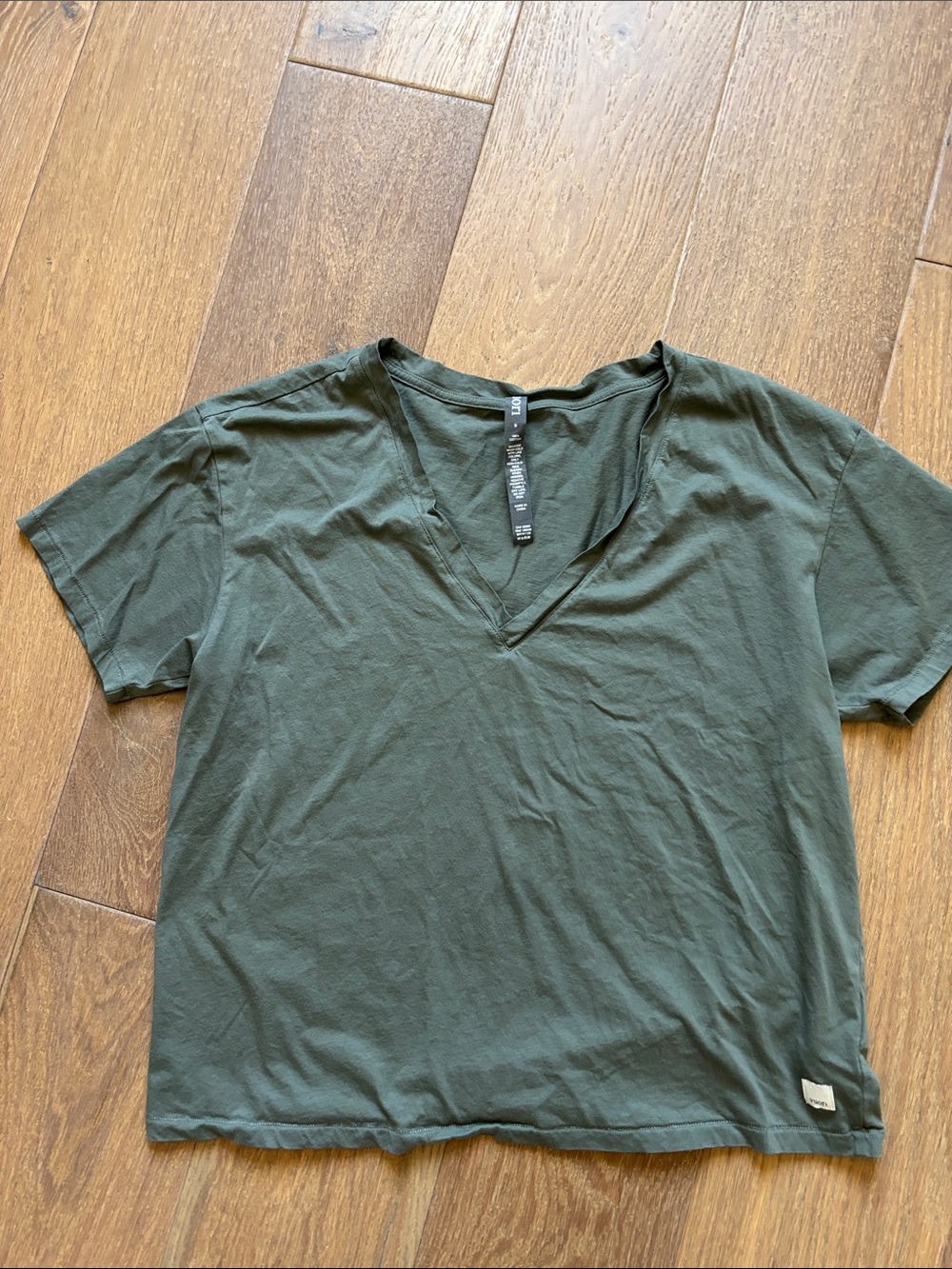 Vuori Women's V-Neck Short Sleeve Tee in Olive